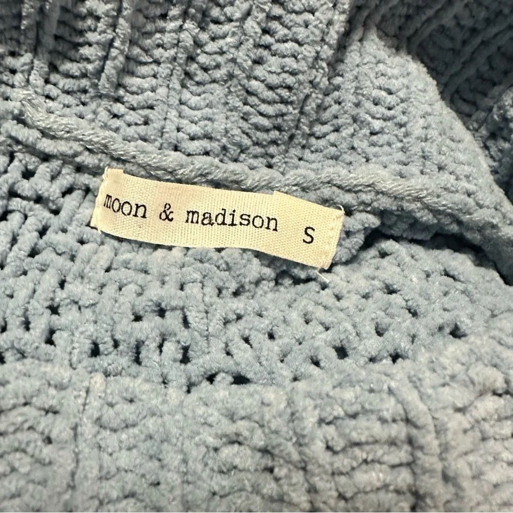 Spring Baby Blue Laying‎ Sweater Size Small